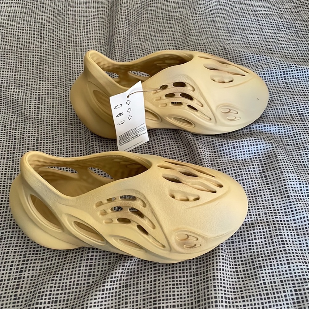 Brand new never worn Yeezy foams kids